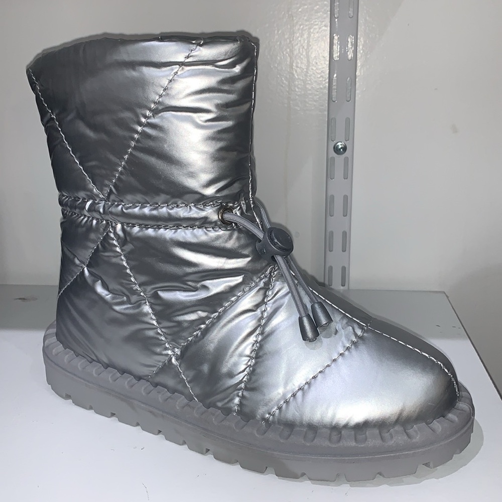 WATERPROOF SILVER METALLIC BOOTS